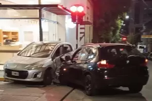 Adolescente que manejaba un auto de alta gama choc� a otro veh�culo y lo arrastr� contra un local