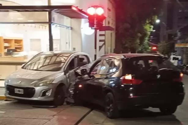 Adolescente que manejaba un auto de alta gama choc� a otro veh�culo y lo arrastr� contra un local