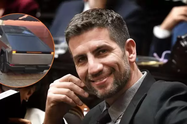 El diputado de LLA cont� cu�nto pag� por el Tesla y los impuestos que le cobraron en Argentina