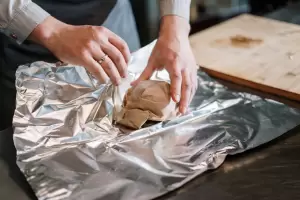 No tires el papel aluminio usado, es un tesoro: 12 ideas para aprovecharlo en tu casa