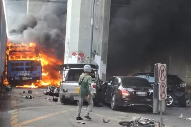 Choque fatal entre tren y colectivo en Bangkok: hay al menos ocho muertos y 35 heridos