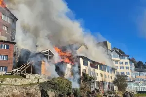 VIDEO: Incendio devastador en un hist�rico hotel tur�stico de Bariloche