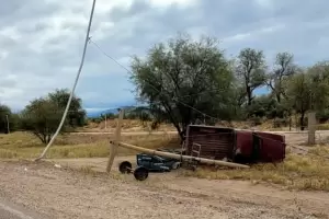 Catamarca: perdi� el control de su camioneta y termin� chocando contra un poste