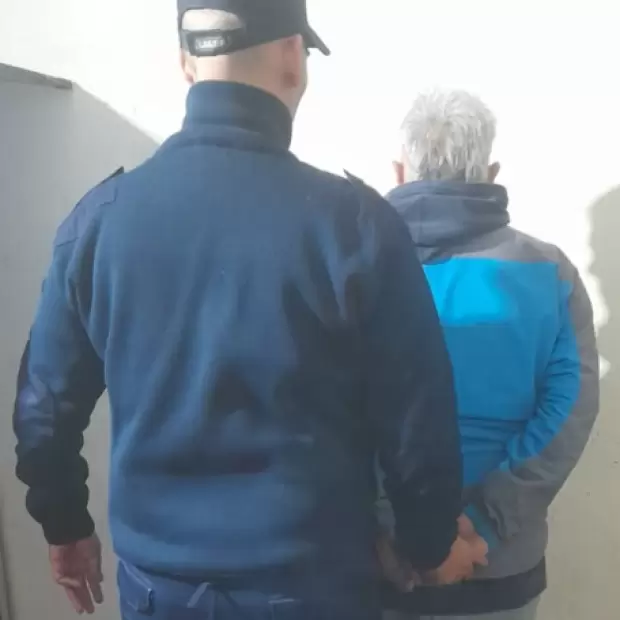 Choc�, abandon� la camioneta y se neg� al test de alcoholemia