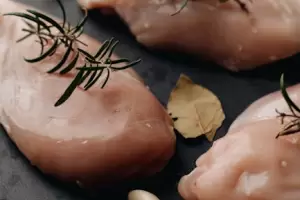 Adi�s a la pechuga de pollo seca: el truco que usan muchos cocineros para que quede m�s tierna y jugosa