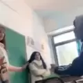 Habl� la madre del adolescente al que la vicedirectora le pate� el pupitre