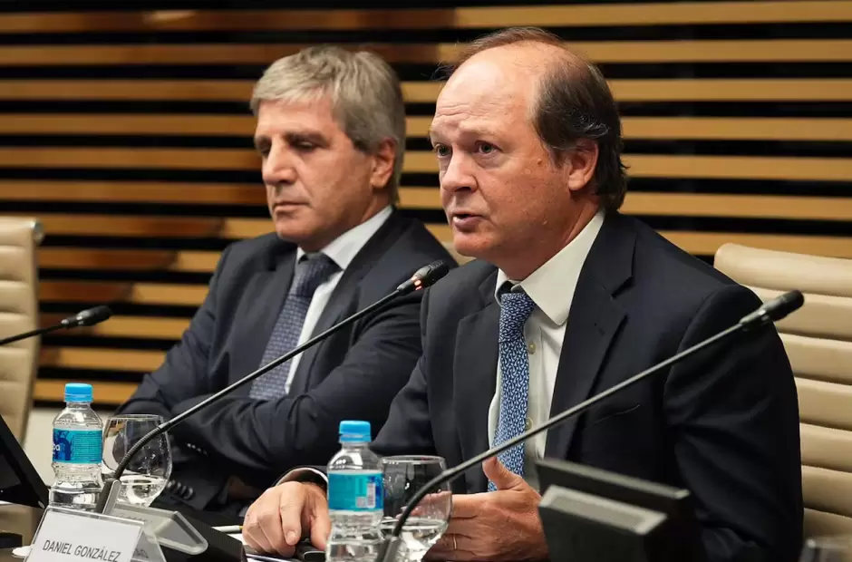 Luis Caputo y el secretario de Coordinaci�n de Energ�a y Miner�a, Daniel Gonz�le