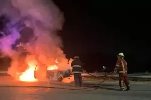 Voraz incendio destruy� por completo un autom�vil en Valle Viejo