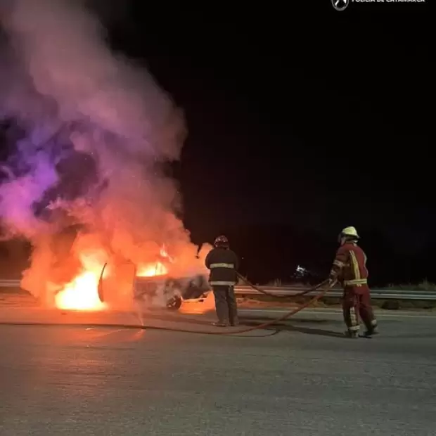 Voraz incendio destruy� por completo un autom�vil en Valle Viejo