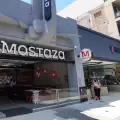 Catamarca: se choc� con la puerta de vidrio de un local de comidas y termin� hospitalizado
