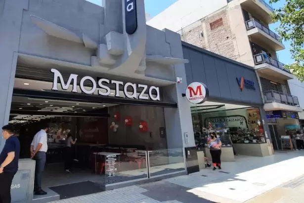 Catamarca: se choc� con la puerta de vidrio de un local de comidas y termin� hospitalizado