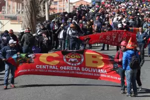 Bolivia bajo presi�n: Rodrigo Paz cambia a su ministro de Trabajo mientras los bloqueos se agravan
v