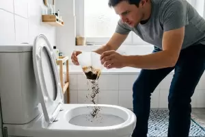 Truco casero: �Por qu� recomiendan tirar caf� usado en el inodoro?