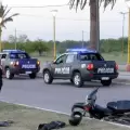 Tragedia: un motociclista choc� con un gato, derrap� y muri�