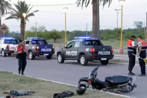 Tragedia: un motociclista choc� con un gato, derrap� y muri�