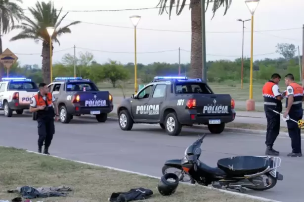 Tragedia: un motociclista choc� con un gato, derrap� y muri�