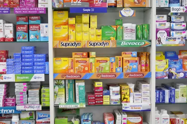 El Gobierno vuelve a impulsar la venta online de medicamentos y reabre la disputa con farmacias