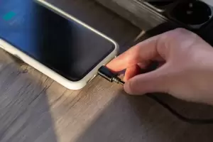 Por qu� se calienta el cargador del celular y c�mo proteger tu tel�fono