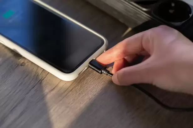 Por qu� se calienta el cargador del celular y c�mo proteger tu tel�fono