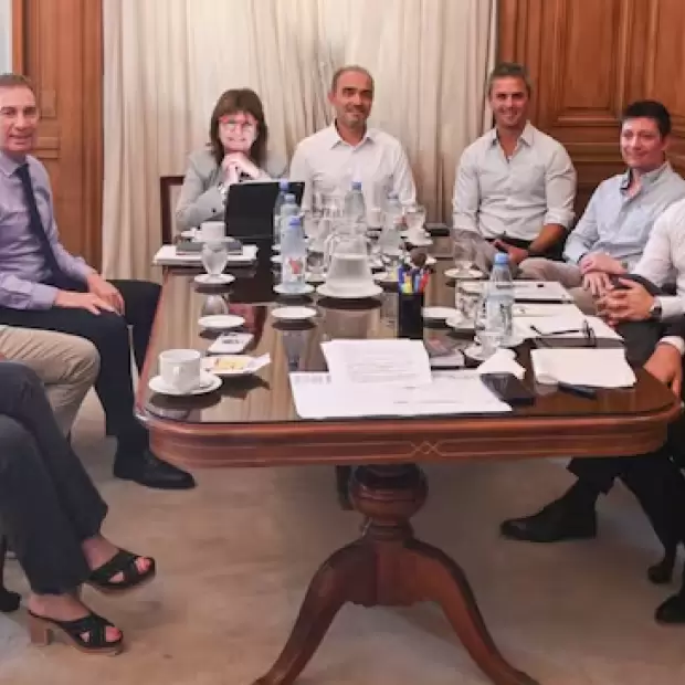 La mesa pol�tica vuelve a reunirse en medio de la disputa entre Santiago Caputo y los Menem