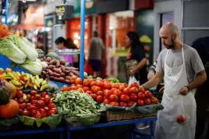 El consumo masivo contin�a en retroceso: cay� 3,8% en abril y no se recupera