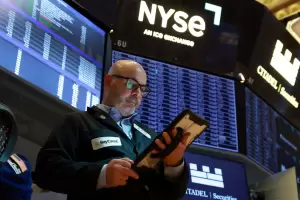El riesgo pa�s perfora los 500 puntos y las acciones en Wall Street saltan hasta 10%