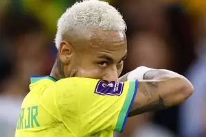 Neymar sufre un desgarro y se perder�a el inicio del Mundial con Brasil