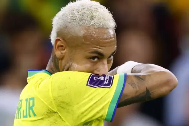 Neymar sufre un desgarro y se perder�a el inicio del Mundial con Brasil