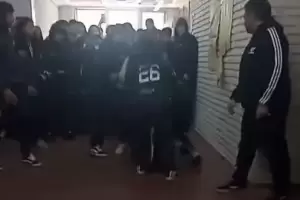 Esc�ndalo: viralizan una pelea entre adolescentes dentro de una escuela chacarera