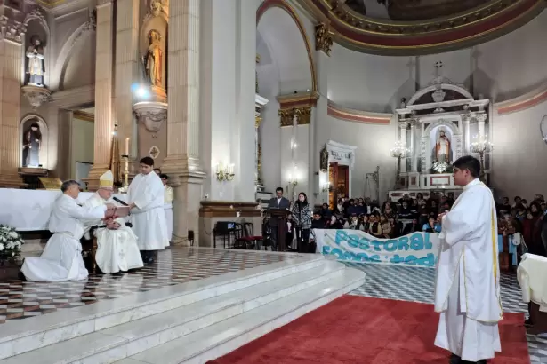La Iglesia Diocesana celebra jubilosa 
el regalo de un nuevo sacerdote