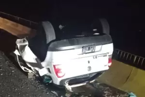 Perdi� el control, choc� contra una muralla de contenci�n y volc� en la Ruta Nacional 38