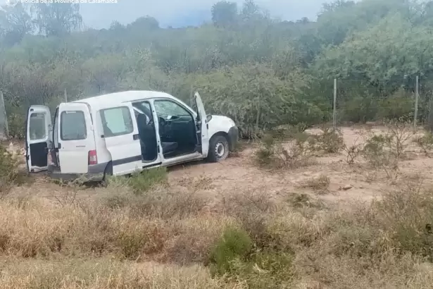 Un utilitario con cinco pasajeros a bordo protagoniz� un violento vuelco en Catamarca