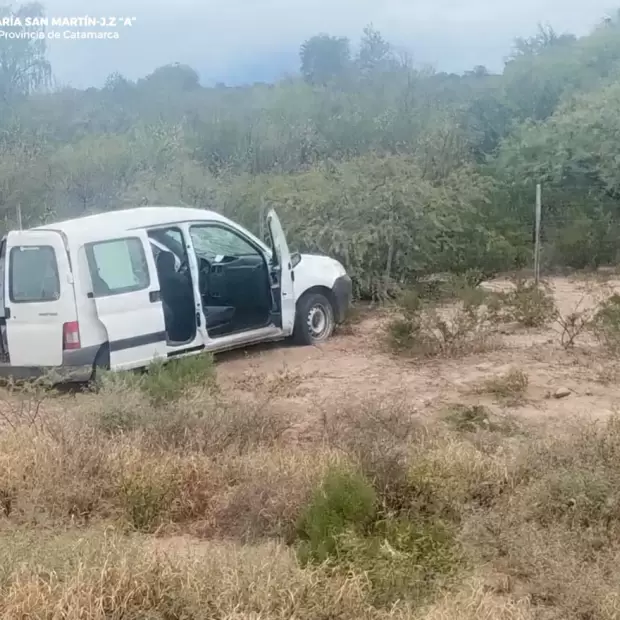 Un utilitario con cinco pasajeros a bordo protagoniz� un violento vuelco en Catamarca