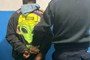 Lo atraparon dentro de una vivienda y lo detuvieron
