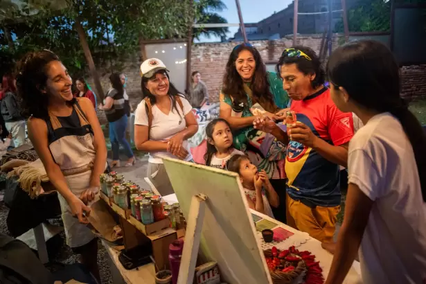 Tienda C prepara la feria por el D�a del Padre con propuestas de emprendedores y artesanos