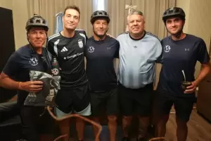 El emocionante gesto de Scaloni con hinchas que recorrieron 17.000 kil�metros en bicicleta