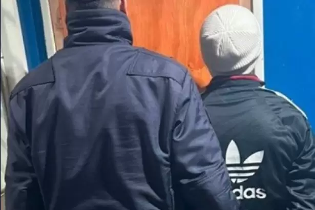 Merodeadba en el techo de una casa, lo detuvieron y est� detenido
