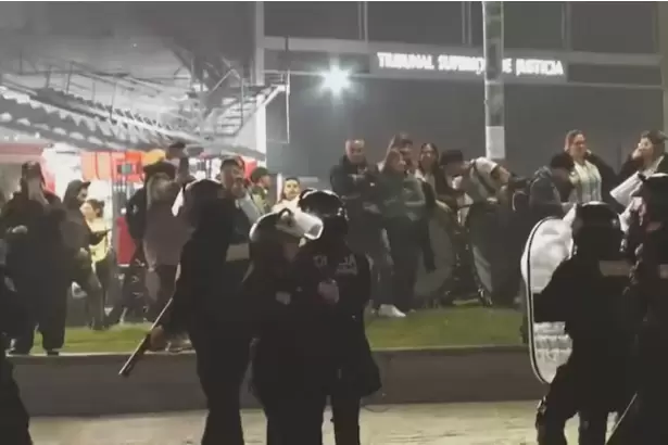 Tensi�n y disturbios en la despedida al Indio Solari: enfrentamientos y detenidos en el Obelisco