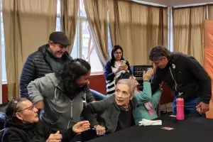 Periodistas celebraron su d�a con una emotiva visita al Hogar de Ancianos