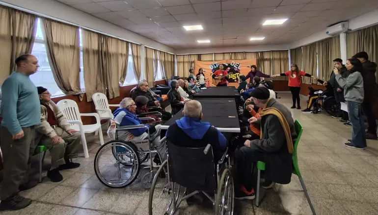 periodistas hogar de ancianos