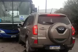 Violento choque frontal entre una camioneta y un colectivo