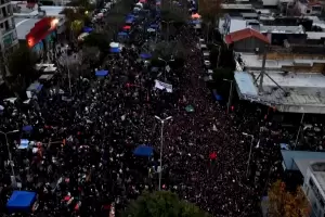 Multitudinario adi�s al Indio Solari: tras m�s de 10 horas, sigue llegando gente a Villa Dom�nico