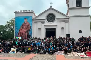Peregrinaci�n en Piedra Blanca: cientos de alumnos rindieron homenaje al Beato Esqui�
