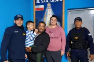 Polic�a le salv� la vida a un ni�o de 4 a�os que lleg� inconsciente