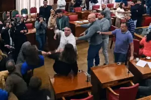 VIDEO: taxistas y choferes de Uber se agarraron a trompadas en el CD
