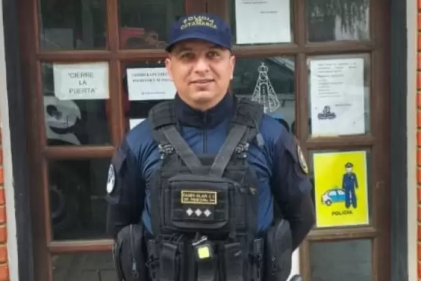 Catamarca: un oficial salv� la vida de un beb� que se broncoaspir�