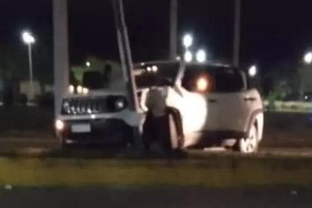 Adolescente result� herido tras chocar contra un poste frente a Casa de Gobierno