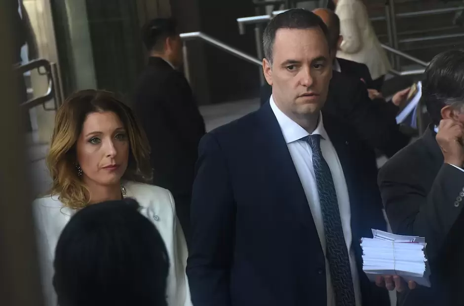 Manuel Adorni y su esposa