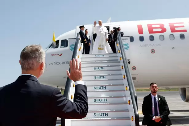 El viaje de Le�n XIV cerr� con un blooper: se rompi� el avi�n y el rey Felipe le prest� el suyo