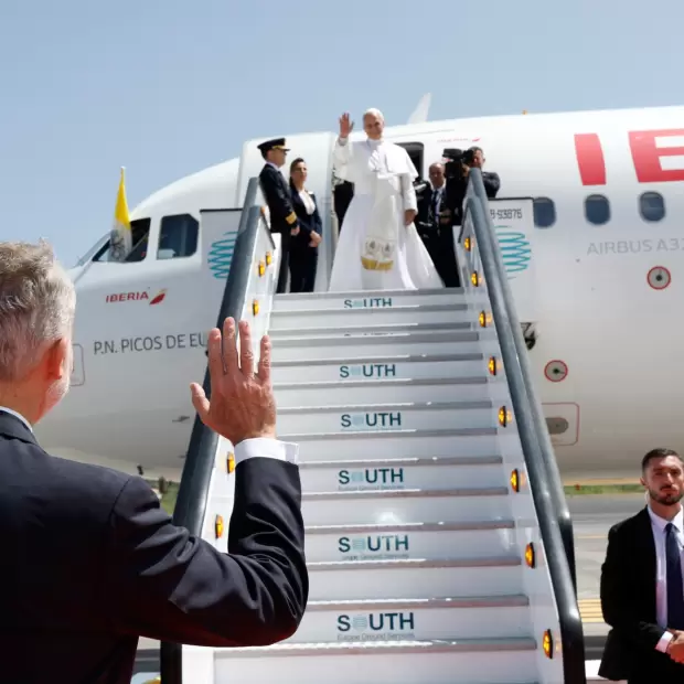 El viaje de Le�n XIV cerr� con un blooper: se rompi� el avi�n y el rey Felipe le prest� el suyo